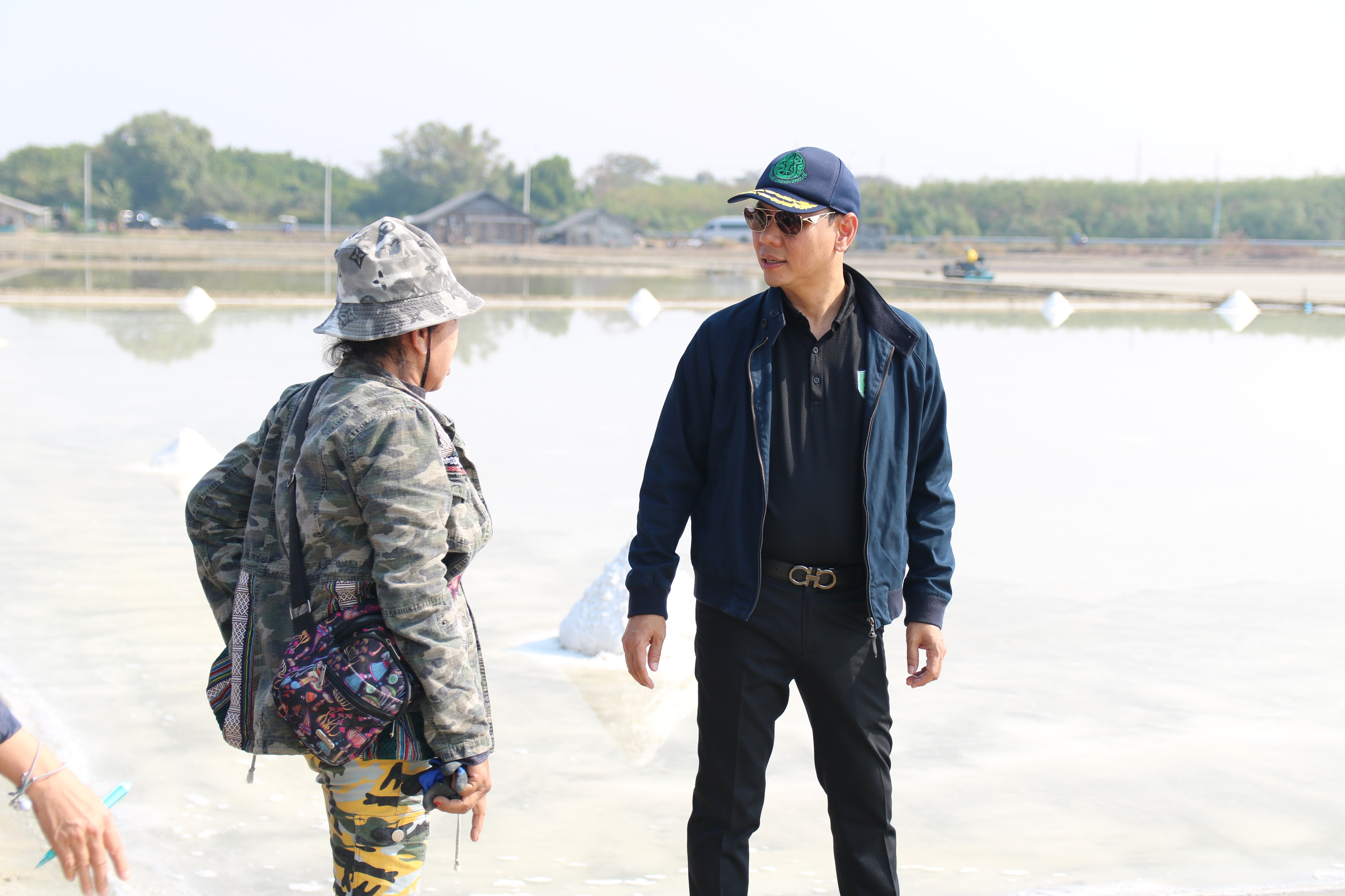 title - ส.ป.ก. ร่วมติดตามรองปลัดกระทรวงเกษตรและสหกรณ์ ลงพื้นที่ตรวจเยี่ยมชุมชน เพื่อรับฟังข้อคิดเห็นเกษตรกรผู้ผลิตเกลือทะเล พื้นที่จังหวัดชลบุรี